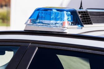 Blaulicht auf einem Polizeiwagen (Symbolfoto): Die Raser fuhren teilweise 100 km/h wo nur Tempo 30 erlaubt ist.