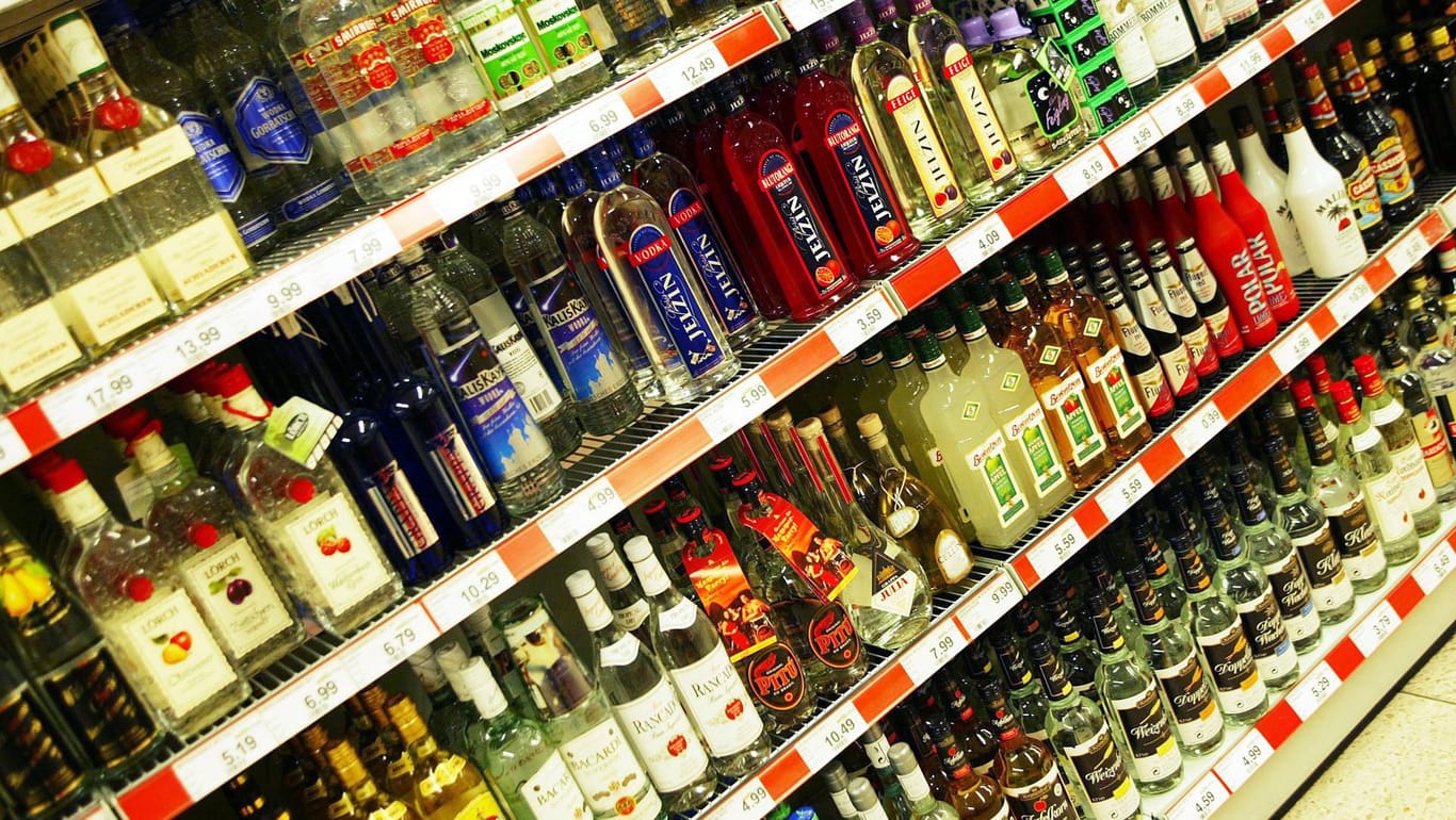 Spirituosen-Regal im Supermarkt (Symbolbild): Der 38-jährige versuchte mit Waren im Wert von mehreren hundert Euro durch eine Hintertür zu türmen.