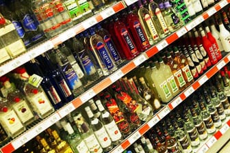 Spirituosen-Regal im Supermarkt (Symbolbild): Der 38-jährige versuchte mit Waren im Wert von mehreren hundert Euro durch eine Hintertür zu türmen.
