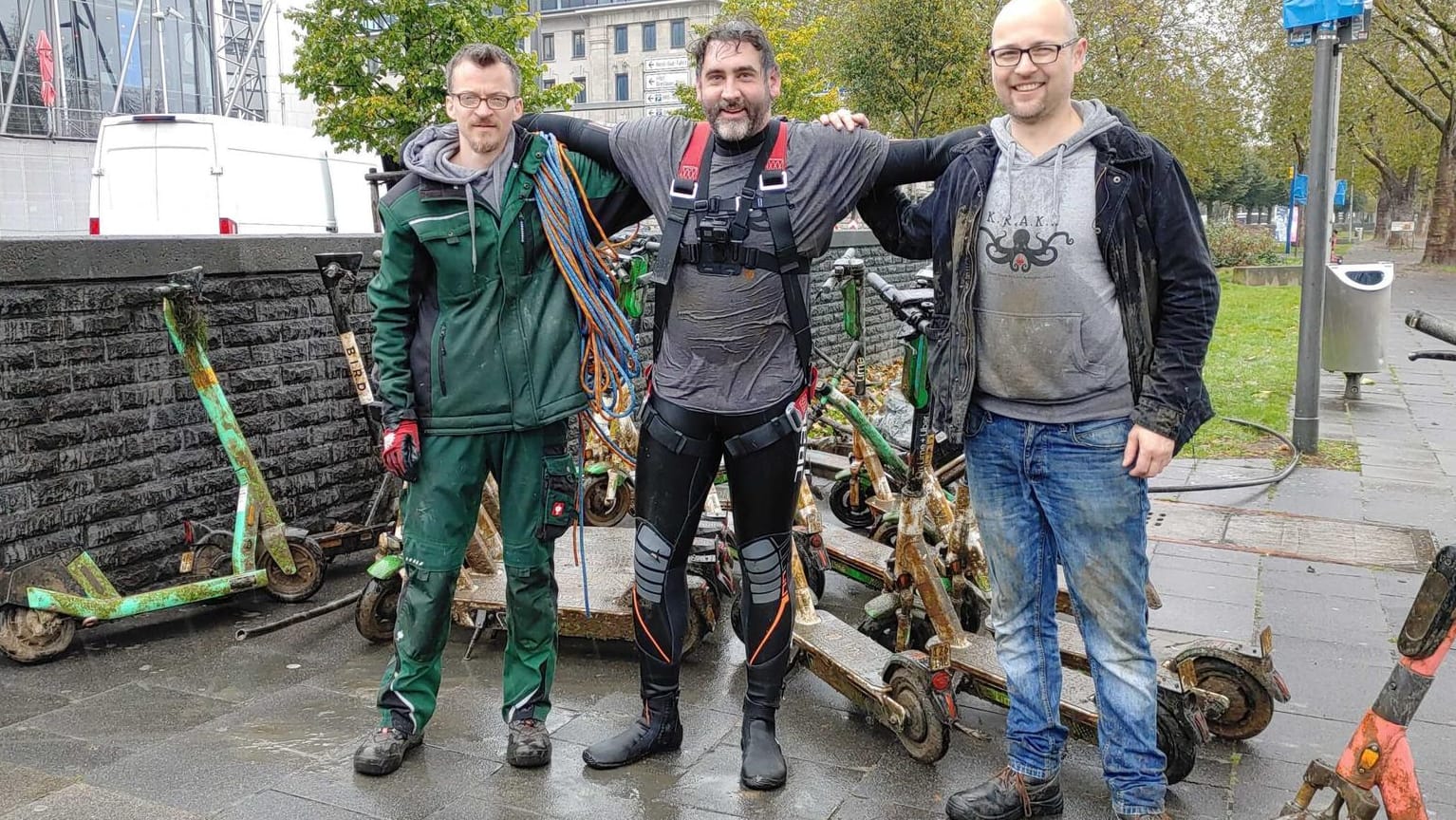 Die "Krake"-Müllsammler Jan Odenthal, Christian Stock und Franz Roling (v.l.n.r.) nach einer Aktion im Oktober: Allein an diesem Tag wurden 30 E-Scooter aus dem Rhein geholt. Die "Krake"-Müllsammler Jan Odenthal, Christian Stock und Franz Roling (v.l.n.r.) nach einer Aktion im Oktober: Allein an diesem Tag wurden 30 E-Scooter aus dem Rhein geholt.