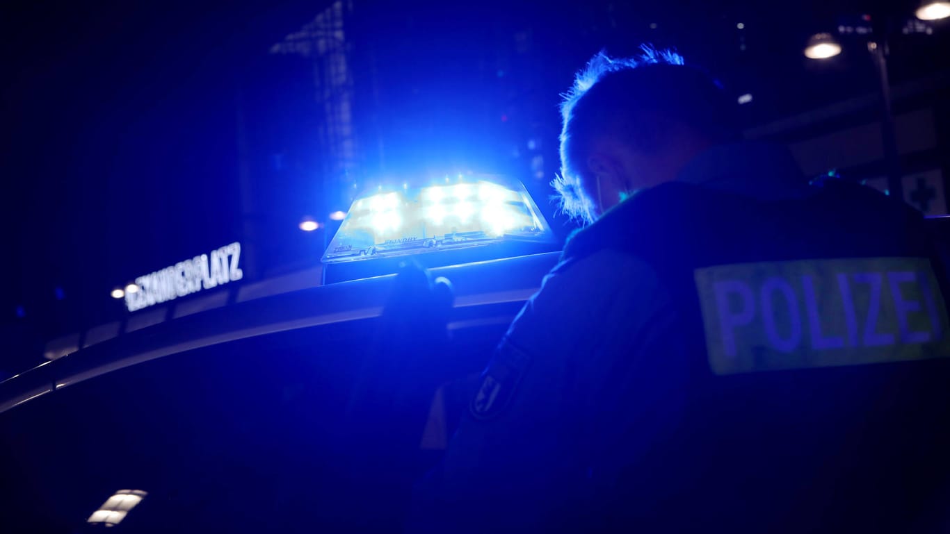 Ein Polizist im Blaulicht in Berlin. (Symbolbild) Die beiden Männer zogen sich in eine Wohnung zurück, die daraufhin von der Polizei durchsucht wurde.