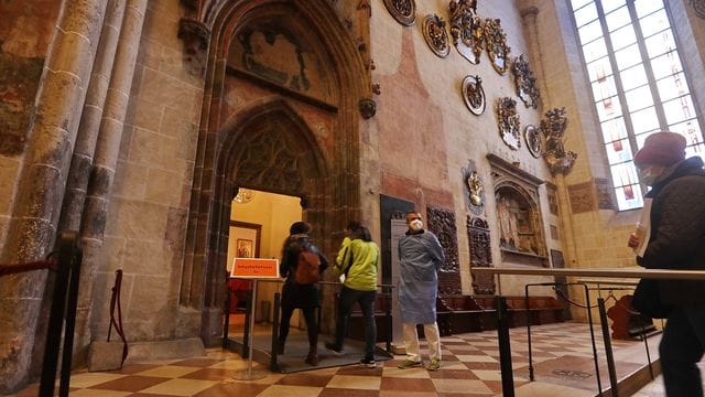 Menschen kommen zu einer Impfaktion im Ulmer Münster