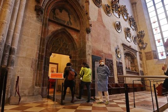 Menschen kommen zu einer Impfaktion im Ulmer Münster