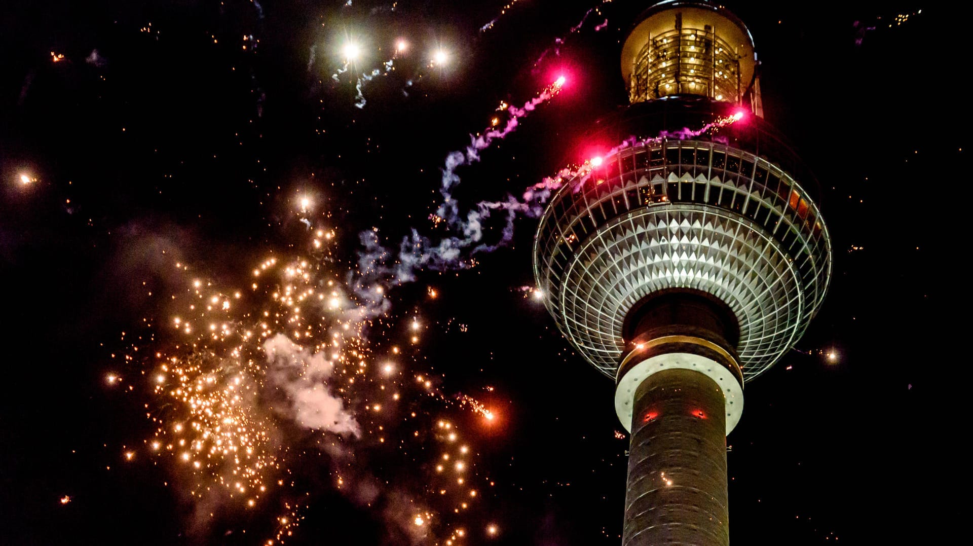 Feuerwerk vor dem Berliner Fernsehturm (Archivbild): Unter anderem am Alexanderplatz darf dieses Jahr nicht geböllert werden. Feuerwerk vor dem Berliner Fernsehturm (Archivbild): Unter anderem am Alexanderplatz darf dieses Jahr nicht geböllert werden.