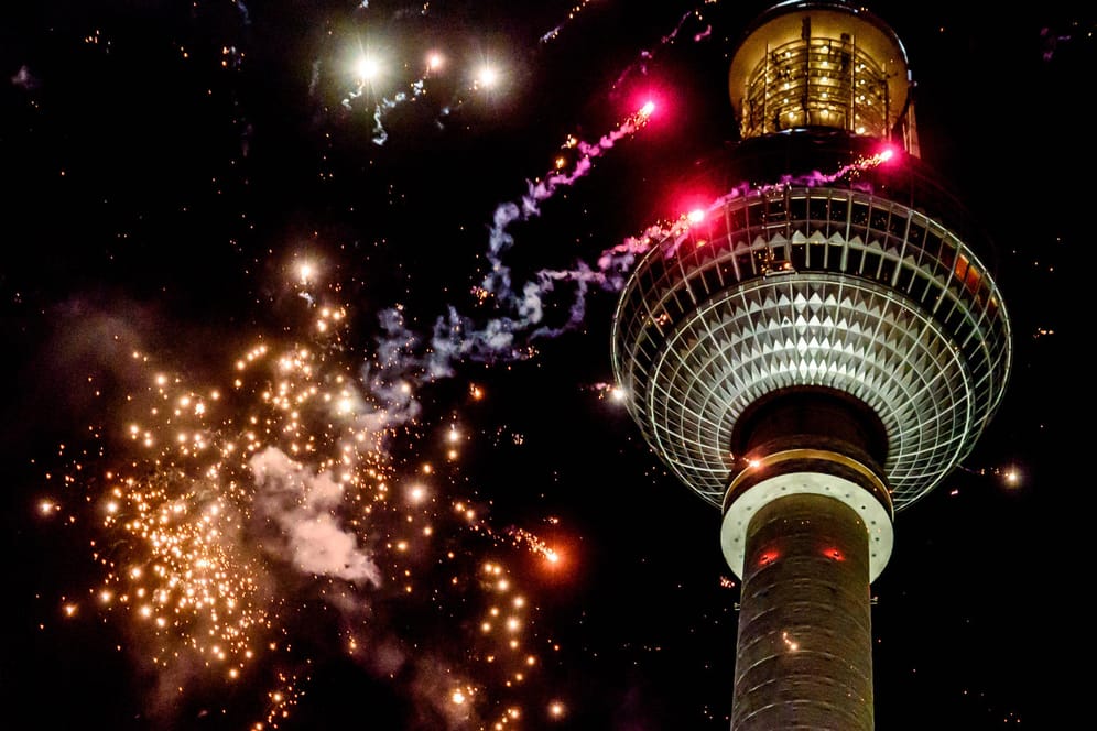 Feuerwerk vor dem Berliner Fernsehturm (Archivbild): Unter anderem am Alexanderplatz darf dieses Jahr nicht geböllert werden.