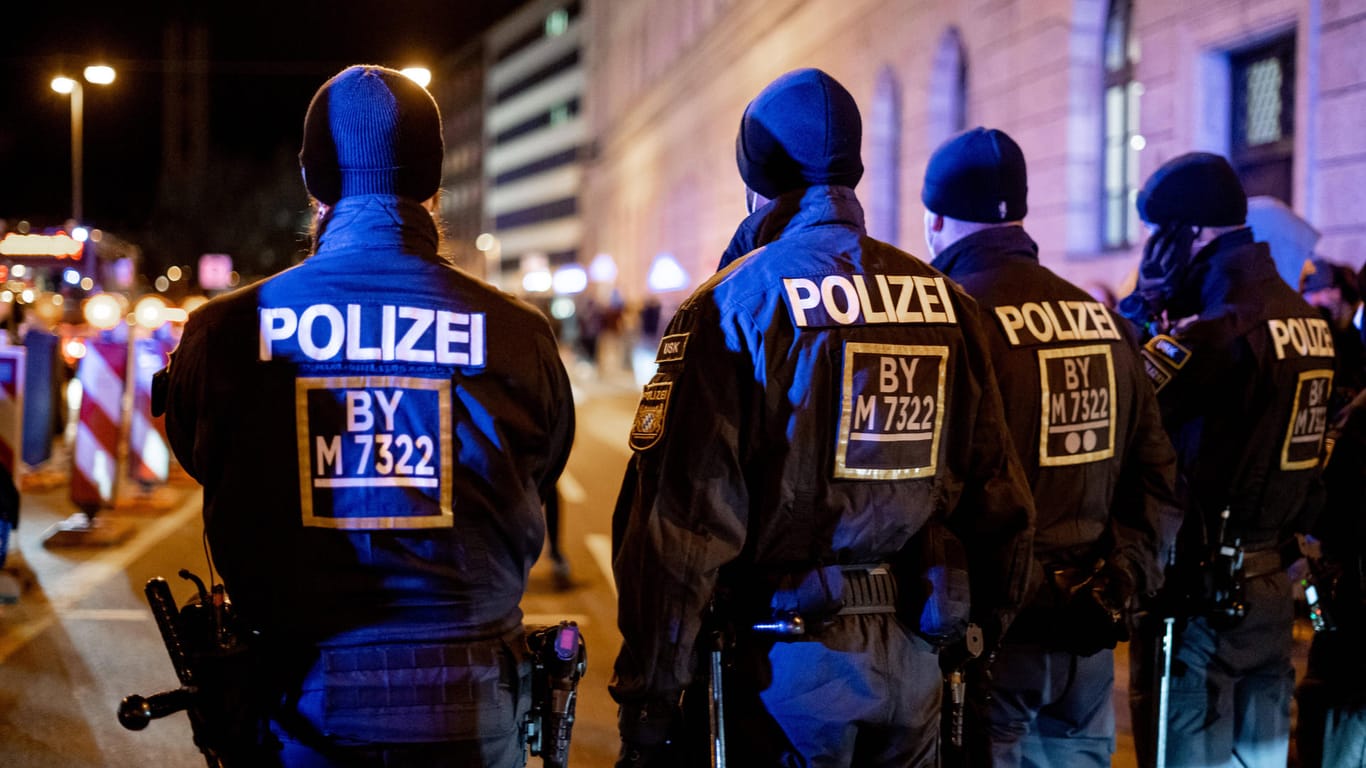 Polizeikette in München (Archivbild): Es sollen 1.000 Einsatzkräfte vor Ort sein.