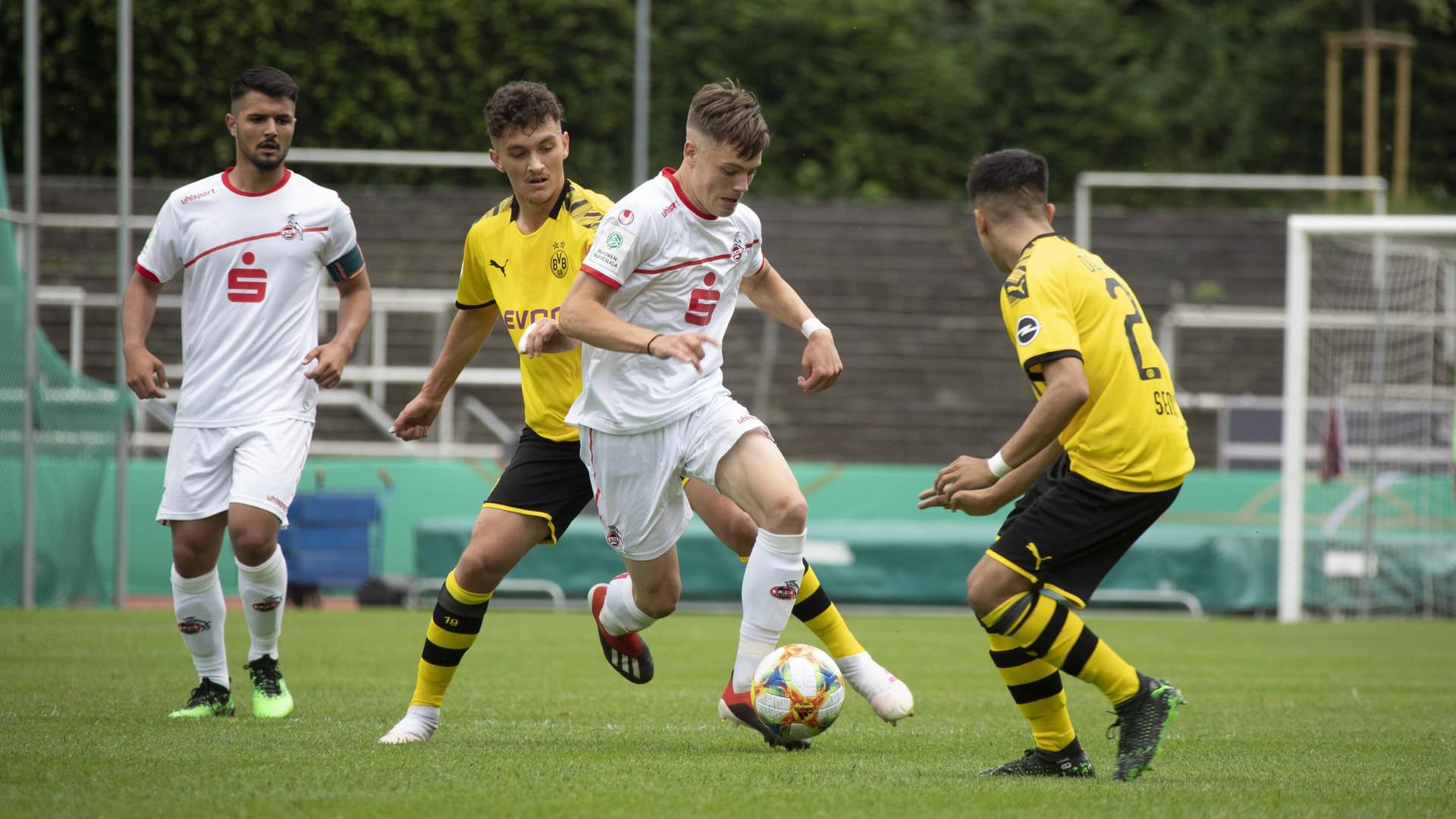 U17 Finale der B-Junioren Bundesliga 2019 (Archivbild): In diesem Jahr mischen die Nachwuchsteams des 1. FC Köln nur noch in der Tabellenmitte mit.