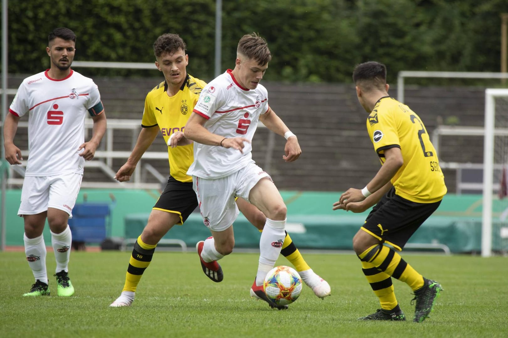 U17 Finale der B-Junioren Bundesliga 2019 (Archivbild): In diesem Jahr mischen die Nachwuchsteams des 1. FC Köln nur noch in der Tabellenmitte mit.