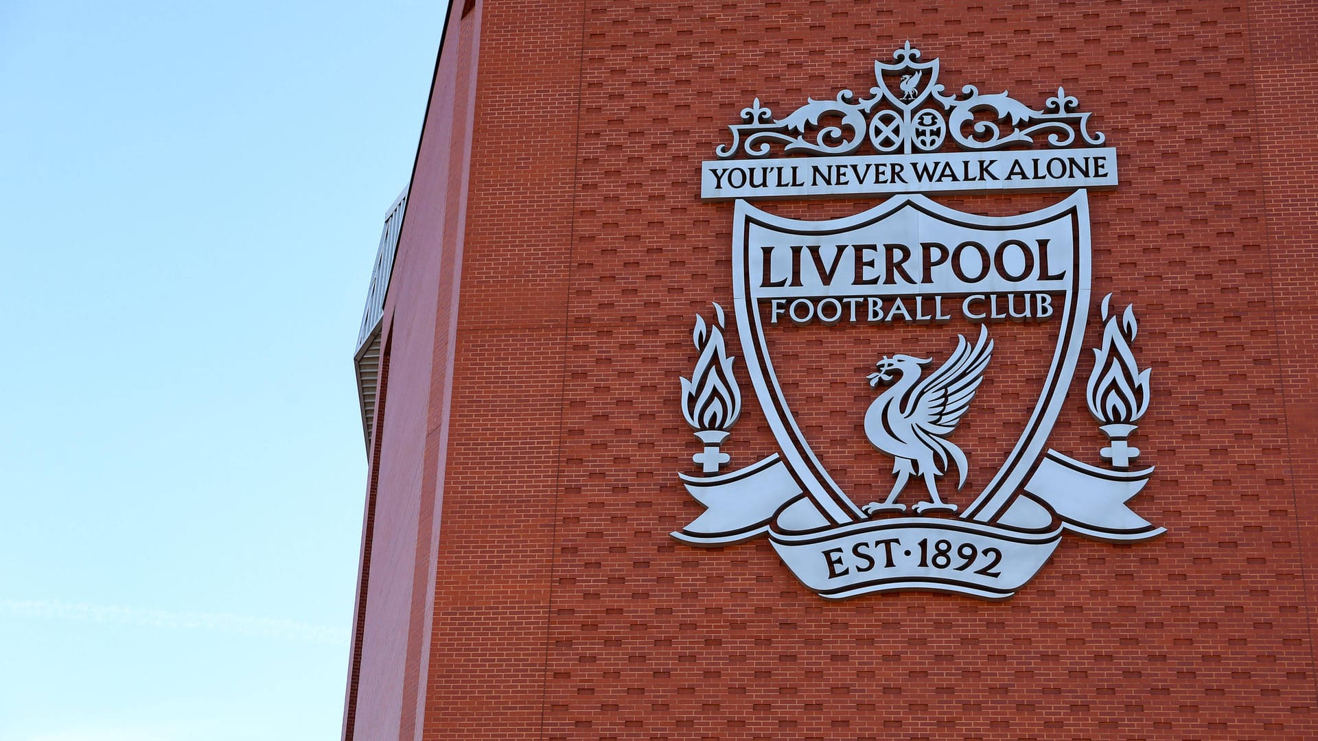 Das Wappen des FC Liverpool am legendären Anfield Stadium.