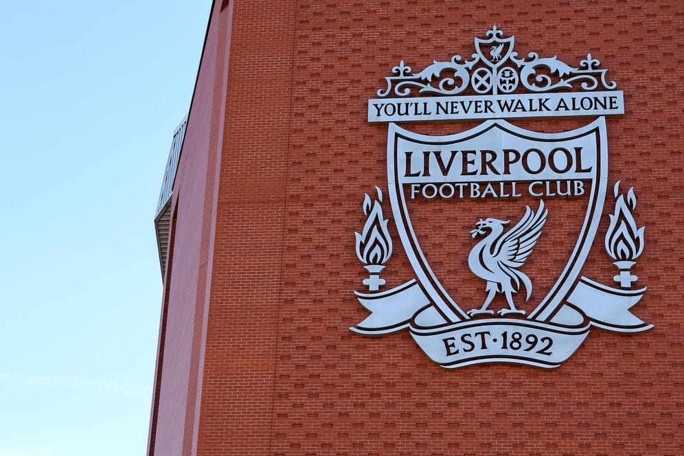 Das Wappen des FC Liverpool am legendären Anfield Stadium.
