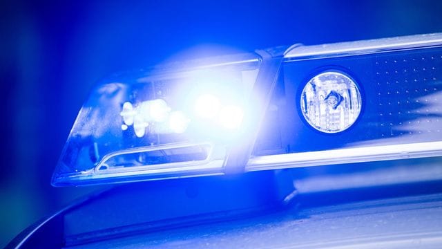 Ein Blaulicht leuchtet auf dem Dach einer Polizeistreife Ein Blaulicht leuchtet auf dem Dach einer Polizeistreife