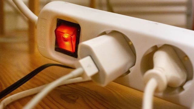 Wie das Vergleichsportal Check24 berechnet hat, kann der erhöhte Energiebedarf im Home Office die Stromrechnung um bis zu 94 Euro verteuern. Wie das Vergleichsportal Check24 berechnet hat, kann der erhöhte Energiebedarf im Home Office die Stromrechnung um bis zu 94 Euro verteuern.