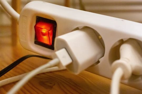 Wie das Vergleichsportal Check24 berechnet hat, kann der erhöhte Energiebedarf im Home Office die Stromrechnung um bis zu 94 Euro verteuern. Wie das Vergleichsportal Check24 berechnet hat, kann der erhöhte Energiebedarf im Home Office die Stromrechnung um bis zu 94 Euro verteuern.