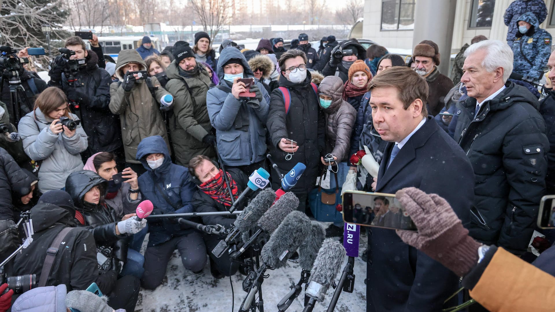Verteidiger Ilya Novikov (vorne) vor dem obersten Gericht in Moskau: Vor dem Gerichtsgebäude kam es auch am Mittwoch zu Protesten von Unterstützern der Organisation Memorial.
