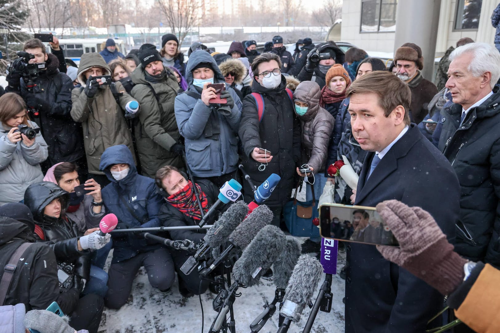 Verteidiger Ilya Novikov (vorne) vor dem obersten Gericht in Moskau: Vor dem Gerichtsgebäude kam es auch am Mittwoch zu Protesten von Unterstützern der Organisation Memorial.