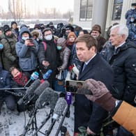 Verteidiger Ilya Novikov (vorne) vor dem obersten Gericht in Moskau: Vor dem Gerichtsgebäude kam es auch am Mittwoch zu Protesten von Unterstützern der Organisation Memorial.