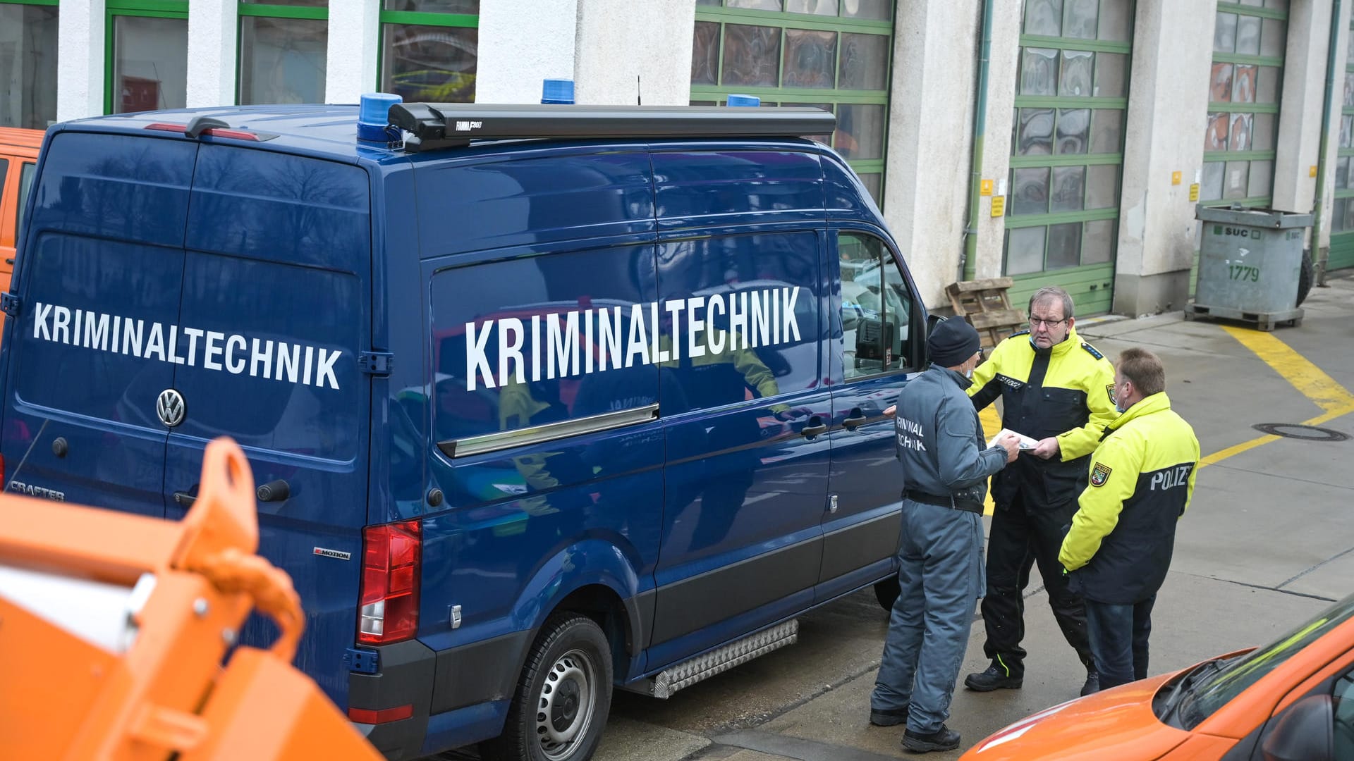 Beamte der Kriminaltechnik am Fundort: Am Zaun des Recyclinghofes hatte die Babyleiche gelegen. Beamte der Kriminaltechnik am Fundort: Am Zaun des Recyclinghofes hatte die Babyleiche gelegen.