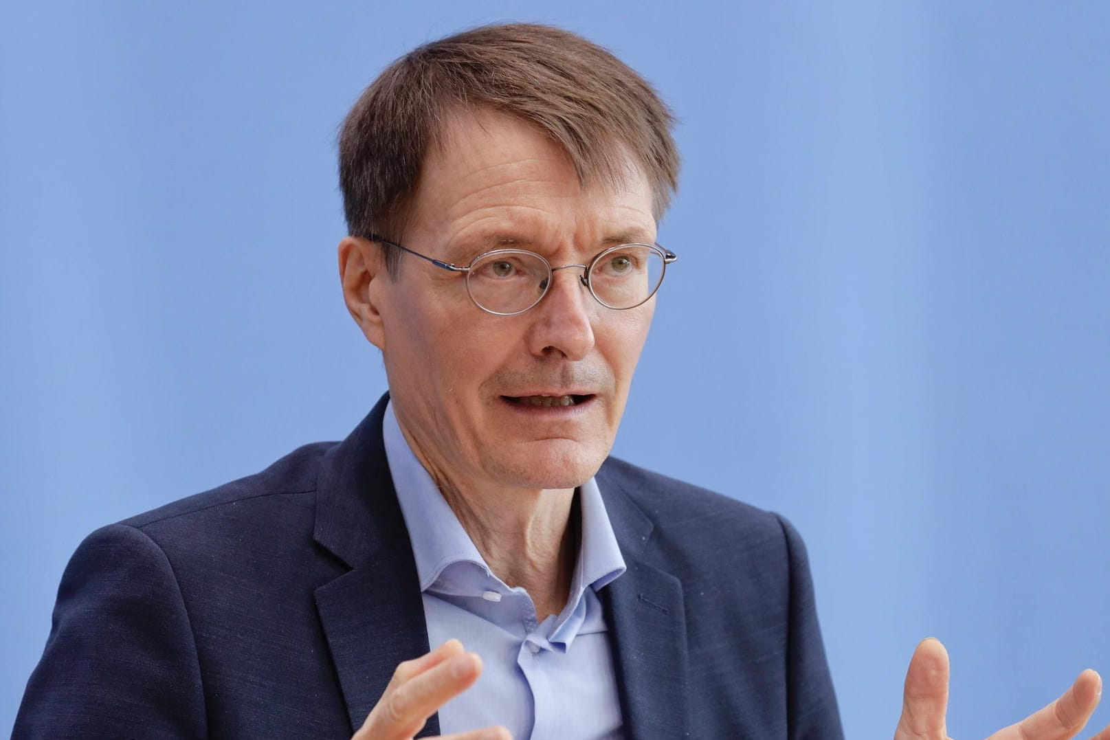 Karl Lauterbach: "Bitte feiern Sie in ganz kleiner Runde", appelliert der Gesundheitsminister.