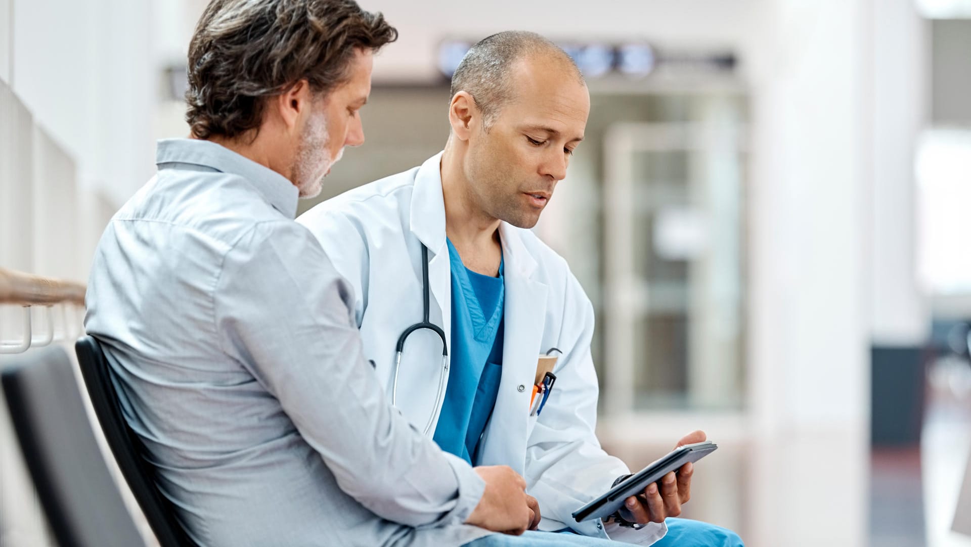 Arzt im Gespräch mit einem Patienten Arzt im Gespräch mit einem Patienten