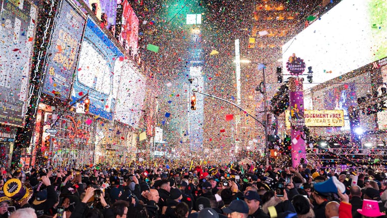 New York: In New York soll die traditionelle Silvesterparty am Times Square in diesem Jahr wieder mit Zuschauern stattfinden.