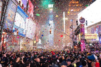 New York: In New York soll die traditionelle Silvesterparty am Times Square in diesem Jahr wieder mit Zuschauern stattfinden.