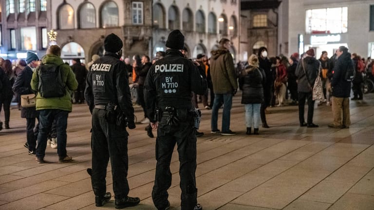 Polizisten auf dem Marienplatz bei einer Demo (Archivbild): Die Impfgegner wollen zwischen Marienplatz und Stachus "einkaufen" gehen.