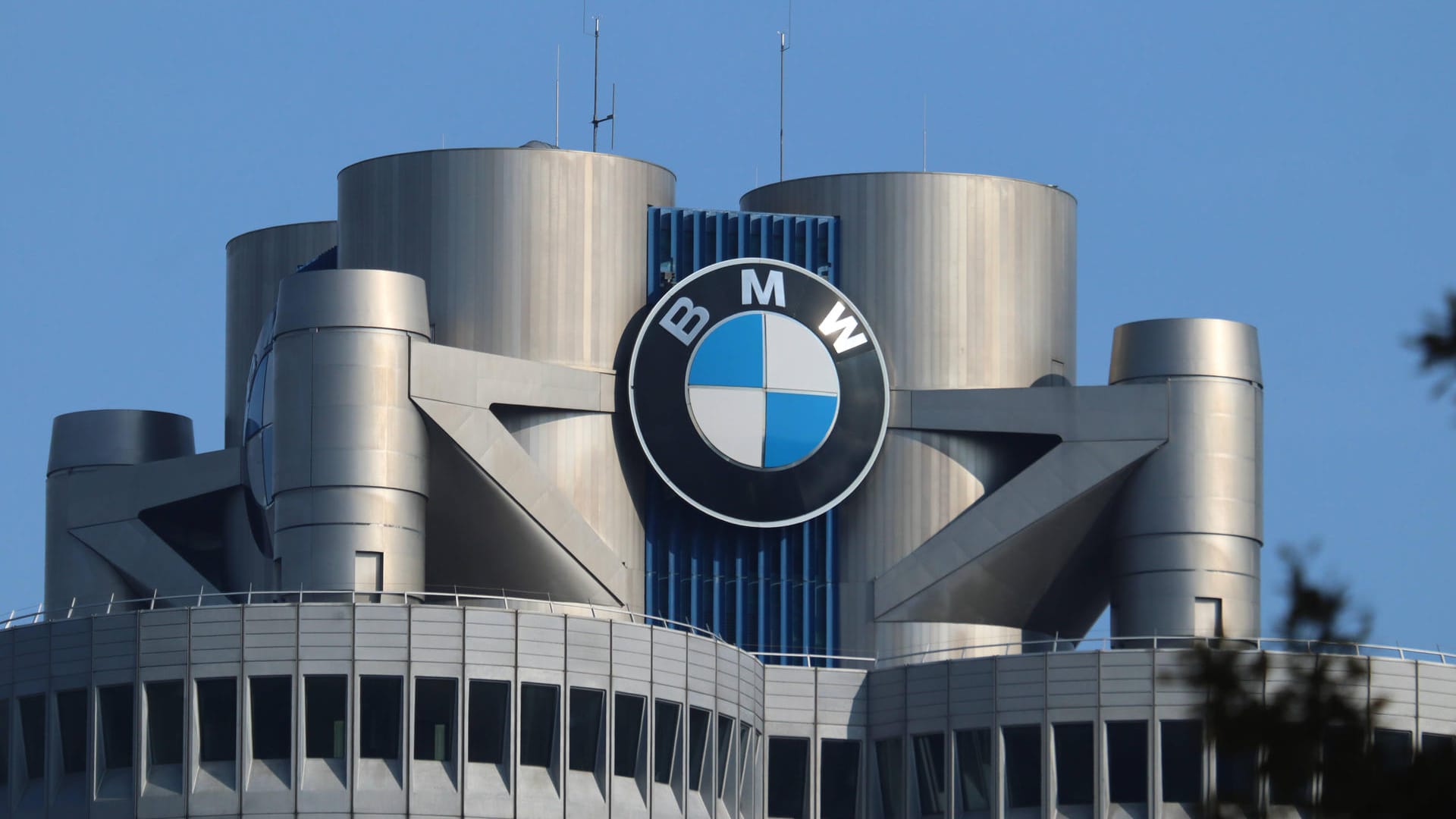Das BMW-Verwaltungsgebäude in München (Symbolbild): Der Automobilkonzern sieht sich für die Zukunft gut aufgestellt. Das BMW-Verwaltungsgebäude in München (Symbolbild): Der Automobilkonzern sieht sich für die Zukunft gut aufgestellt.