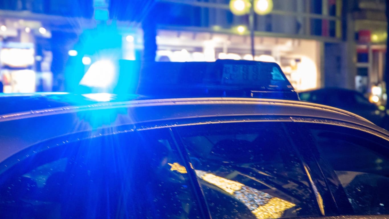 Einsatzfahrzeug der Polizei mit Blaulicht (Symbolbild): Die Obduktion wies auf ein Tötungsdelikt hin.
