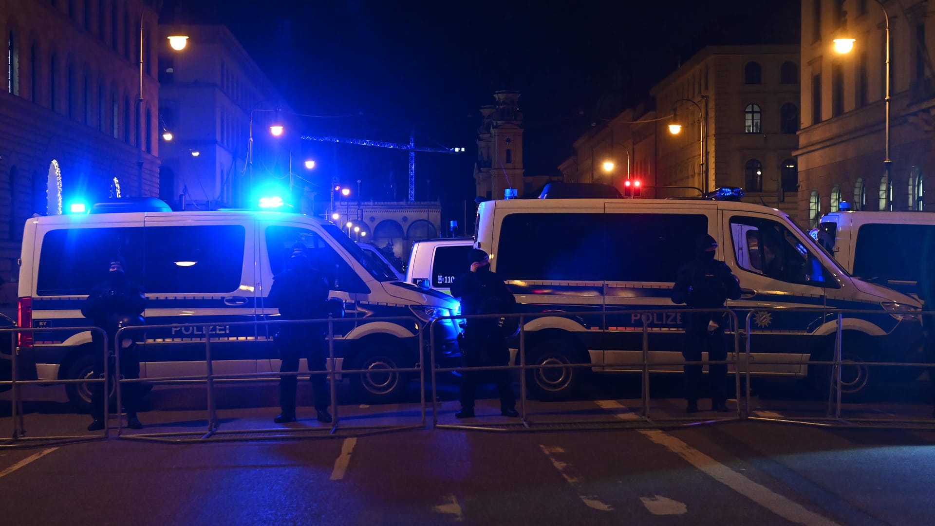 Polizisten riegeln eine Straße in der Münchner Innenstadt ab. Bei der letzten, unangemeldeten Versammlung vor einer Woche war es zu Randalen gekommen. Dieses Mal wurden sogenannte Spaziergänge verboten. Polizisten riegeln eine Straße in der Münchner Innenstadt ab. Bei der letzten, unangemeldeten Versammlung vor einer Woche war es zu Randalen gekommen. Dieses Mal wurden sogenannte Spaziergänge verboten.