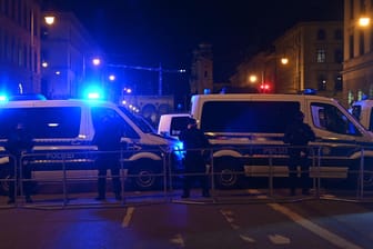 Polizisten riegeln eine Straße in der Münchner Innenstadt ab. Bei der letzten, unangemeldeten Versammlung vor einer Woche war es zu Randalen gekommen. Dieses Mal wurden sogenannte Spaziergänge verboten.