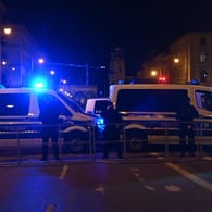 Polizisten riegeln eine Straße in der Münchner Innenstadt ab. Bei der letzten, unangemeldeten Versammlung vor einer Woche war es zu Randalen gekommen. Dieses Mal wurden sogenannte Spaziergänge verboten.