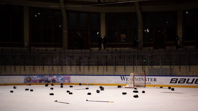 Zahlreiche Coronafälle machen eine Austragung der U20-WM im kanadischen Edmonton unmöglich. Zahlreiche Coronafälle machen eine Austragung der U20-WM im kanadischen Edmonton unmöglich.