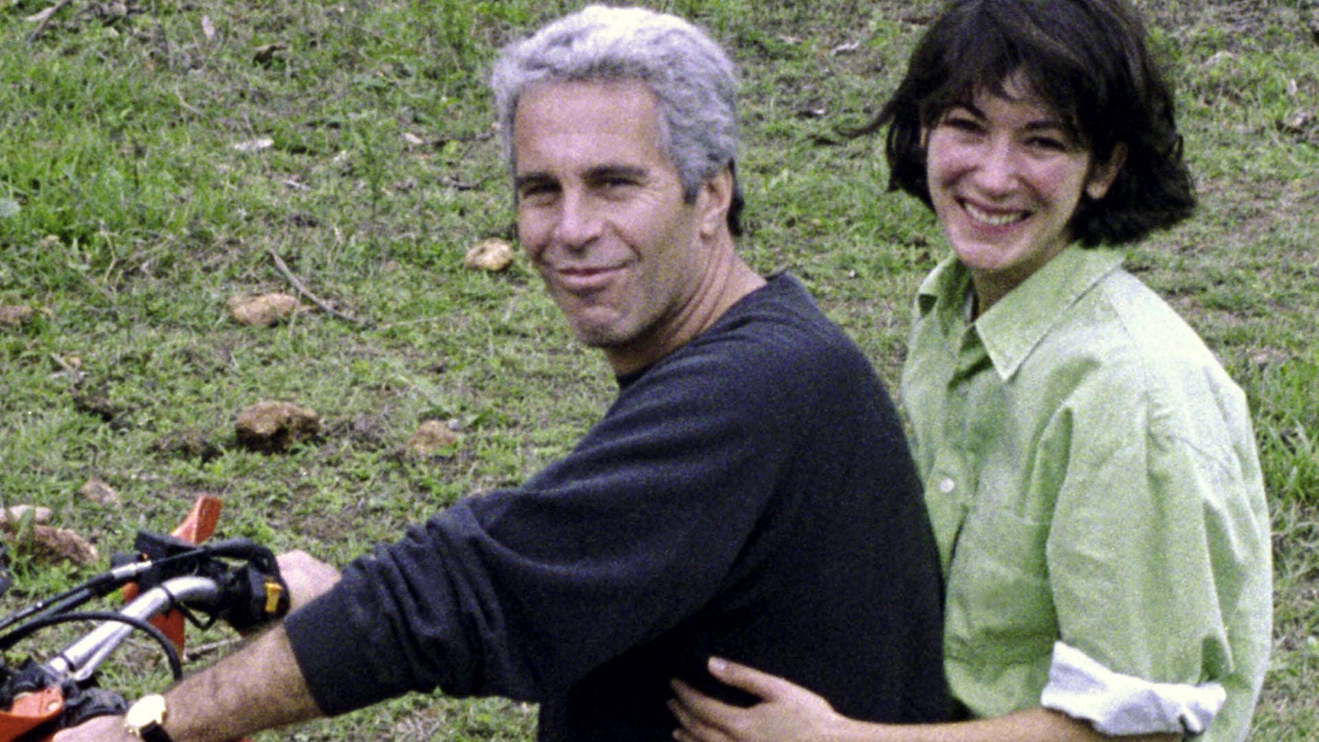 Ein Foto zeigt Jeffrey Epstein und Ghislaine Maxwell auf einem Motorrad: Es wurde von US-Behörden beschlagnahmt.