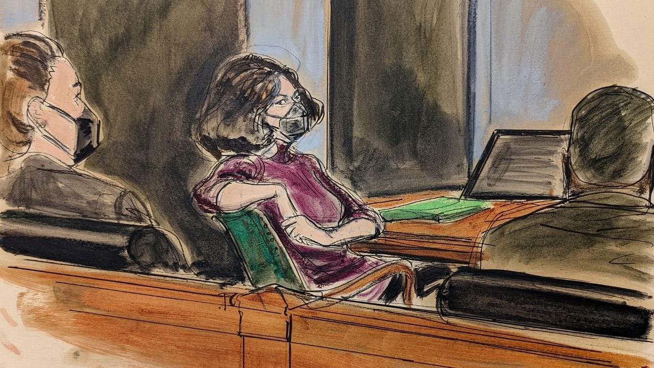 Ghislaine Maxwell (M) sitzt während ihres Prozesses wegen Sexhandels im New Yorker Gerichtssaal.
