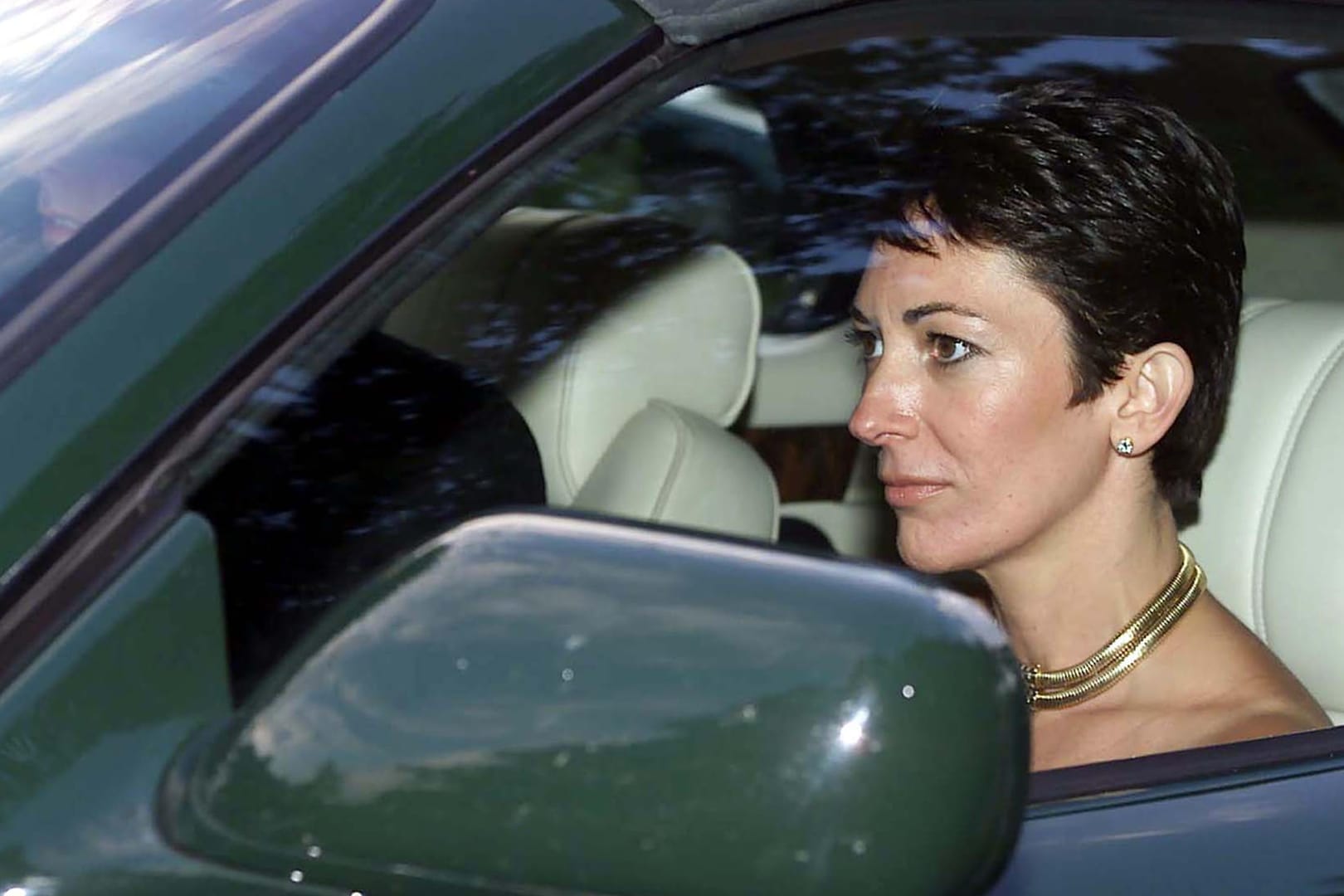 Ghislaine Maxwell sitzt in einem Auto (Archivbild): Die 60-Jährige ist in New York schuldig gesprochen worden.