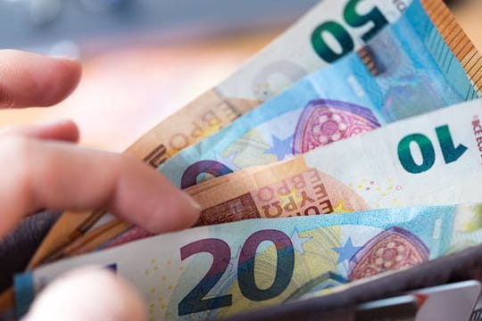 Die Corona-Krise, steigende Energiekosten und höhere Lebensmittelpreise sorgen zur Zeit dafür, dass in etlichen Haushalten das Geld knapp wird. Die Corona-Krise, steigende Energiekosten und höhere Lebensmittelpreise sorgen zur Zeit dafür, dass in etlichen Haushalten das Geld knapp wird.