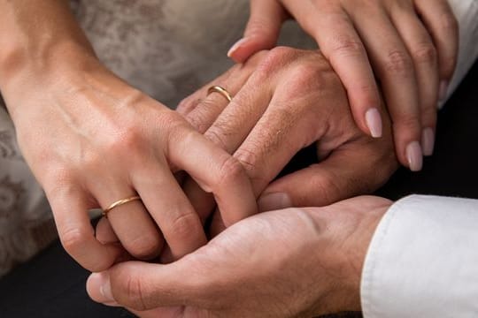 Unromantisch ist ein Ehevertrag nicht. Unromantisch ist ein Ehevertrag nicht.