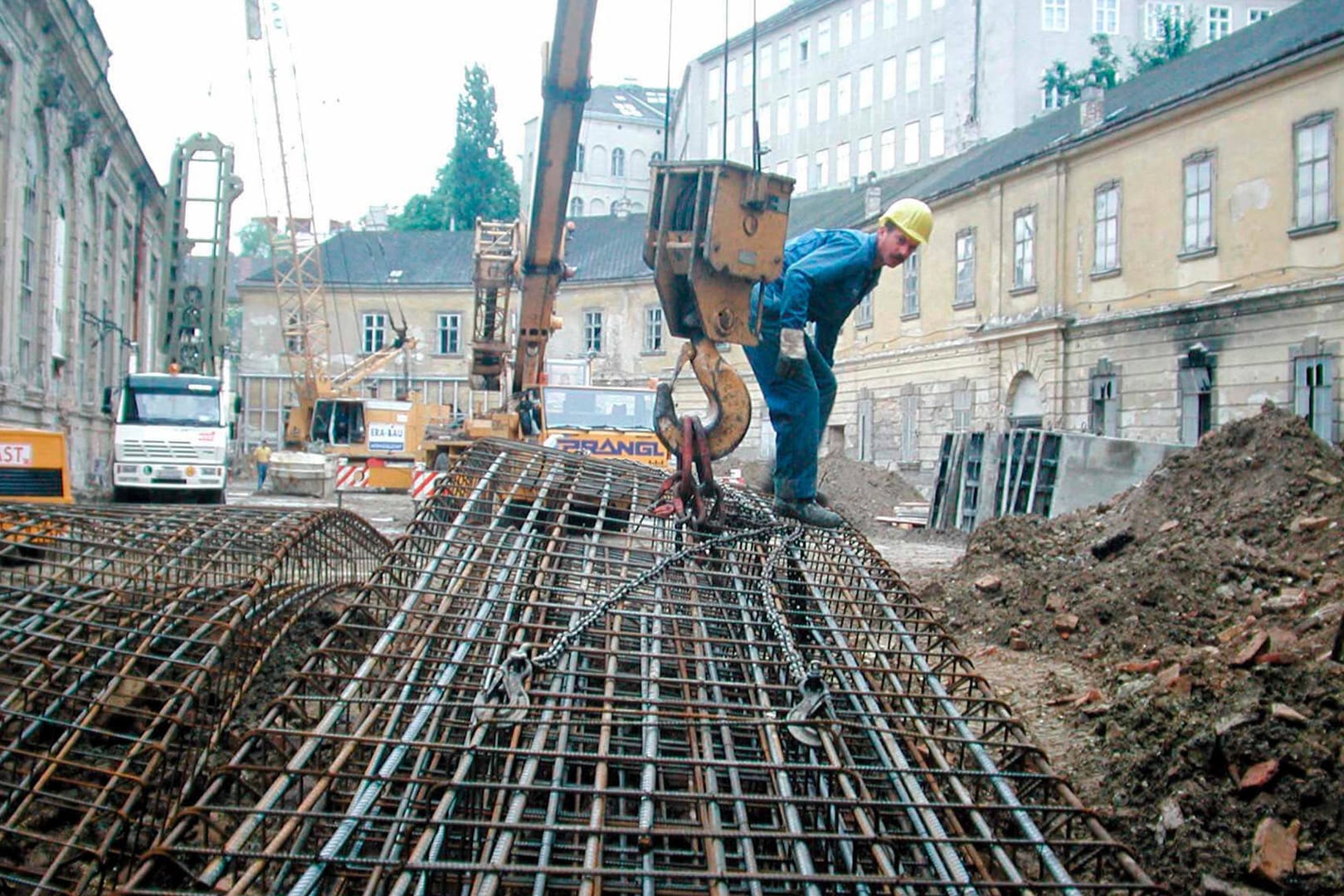 Ein Arbeiter auf einer Baustelle (Symbolbild): Die Arbeitgeber sehen eine Mindestlohnerhöhung skeptisch und überlegen eine Klage.