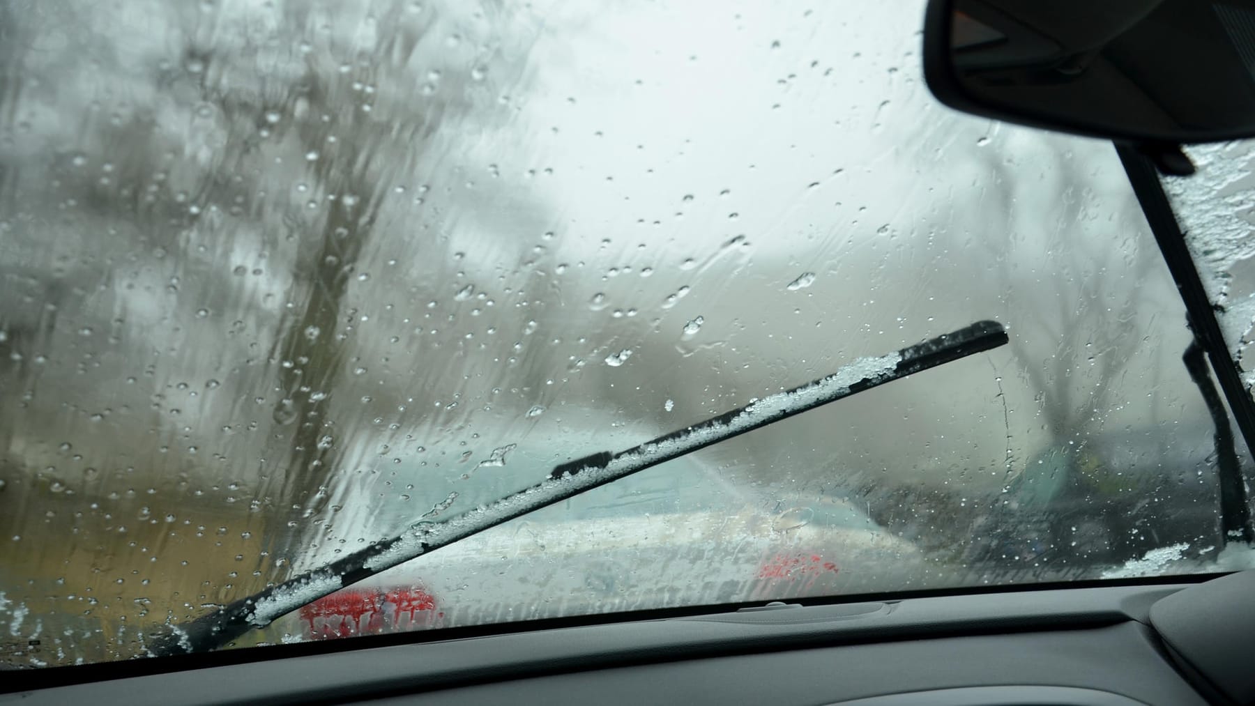 Beschlagene Scheiben im Auto – so schaffen Sie Durchblick