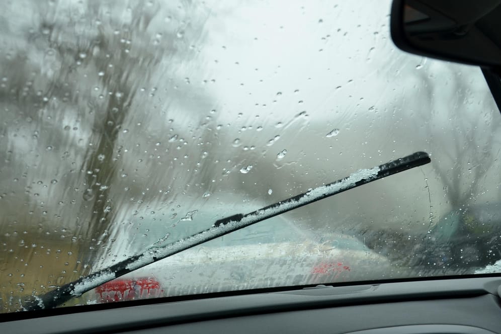 Beschlagene Windschutzscheibe: Bevor die Fahrt losgeht, sollten Autofahrer unbedingt für klare Sicht sorgen.