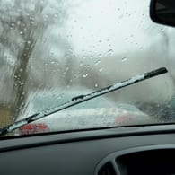 Beschlagene Windschutzscheibe: Bevor die Fahrt losgeht, sollten Autofahrer unbedingt für klare Sicht sorgen.