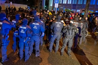 Gegner der Corona-Politik sind in der Innenstadt von München angehalten und eingekesselt worden: Die Polizei stellte Personalien fest und erstattete teils Anzeigen.