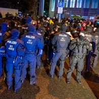 Gegner der Corona-Politik sind in der Innenstadt von München angehalten und eingekesselt worden: Die Polizei stellte Personalien fest und erstattete teils Anzeigen.