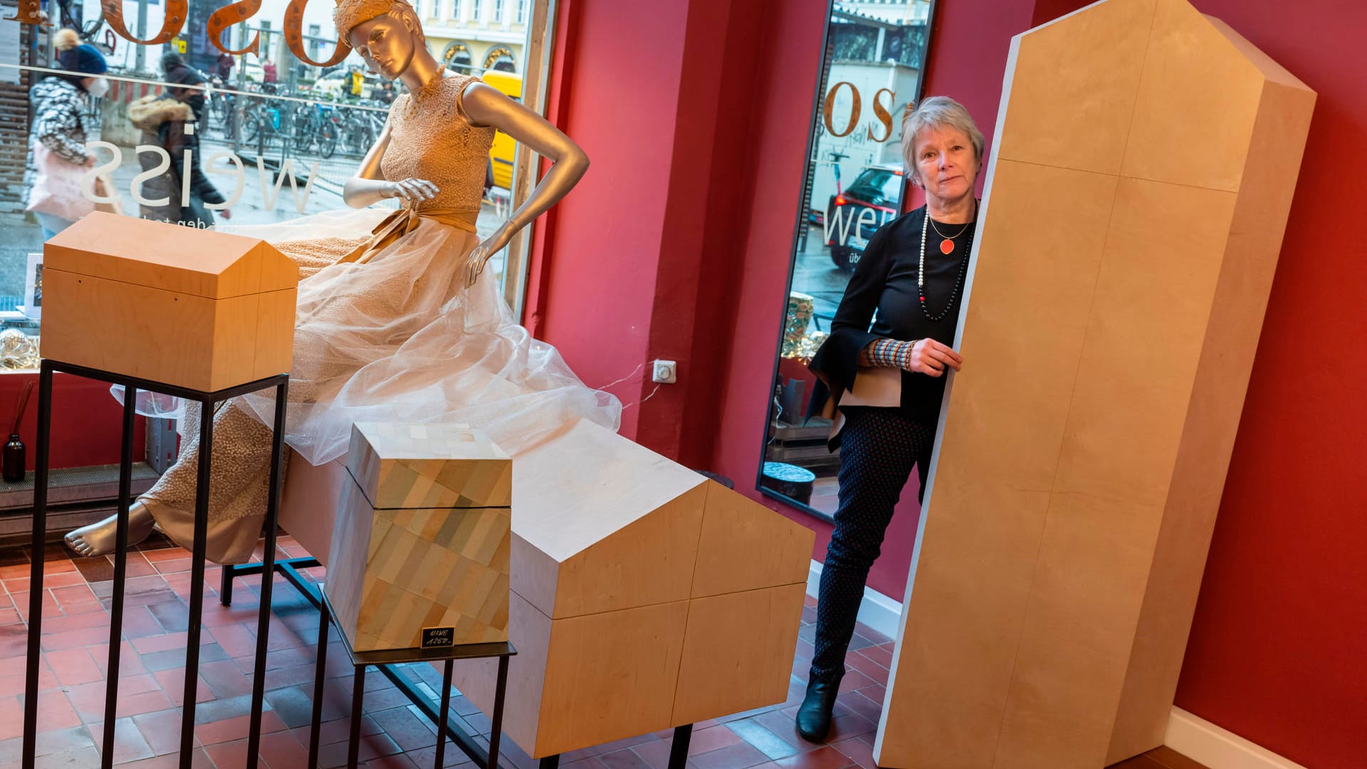 Bestatterin und Begräbniskünstlerin Lydia Gastroph in ihrem Pop Up-Laden: Die Särge sollen schon zu Lebzeiten verwendet werden. Bestatterin und Begräbniskünstlerin Lydia Gastroph in ihrem Pop Up-Laden: Die Särge sollen schon zu Lebzeiten verwendet werden.