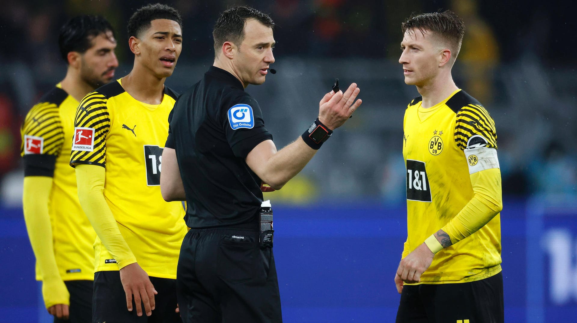 Schiedsrichter Felix Zwayer diskutiert mit Spielern des BVB. Seine Leistung im Spitzenspiel gegen Bayern wurde von den Borussen hart kritisiert. Schiedsrichter Felix Zwayer diskutiert mit Spielern des BVB. Seine Leistung im Spitzenspiel gegen Bayern wurde von den Borussen hart kritisiert.