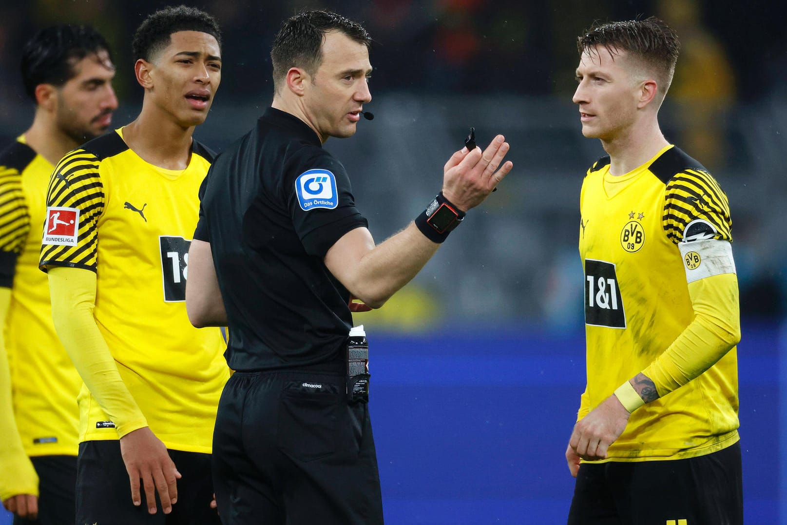 Schiedsrichter Felix Zwayer diskutiert mit Spielern des BVB. Seine Leistung im Spitzenspiel gegen Bayern wurde von den Borussen hart kritisiert.