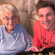 Oma Lisbeth und ihr Enkel Christian: Die beiden sorgten gemeinsam für die Unterhaltung vieler Fans.