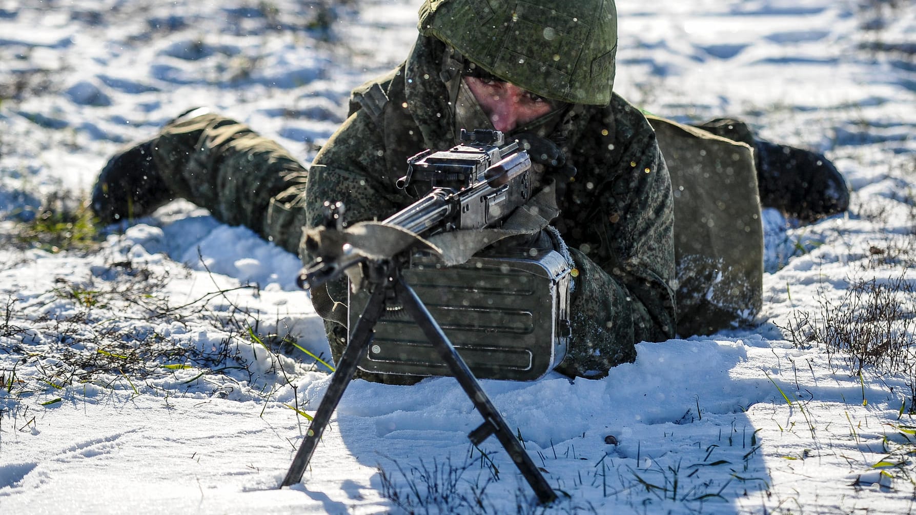 Ein Soldat liegt im Schnee: An der Grenze zur Ukraine stehen mindestens 100.000 russische Soldaten in Gefechtsbereitschaft.