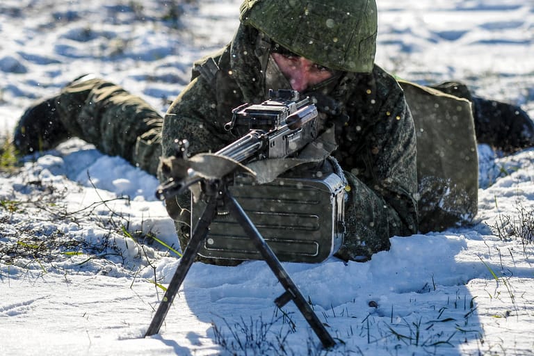 Ein Soldat liegt im Schnee: An der Grenze zur Ukraine stehen mindestens 100.000 russische Soldaten in Gefechtsbereitschaft.