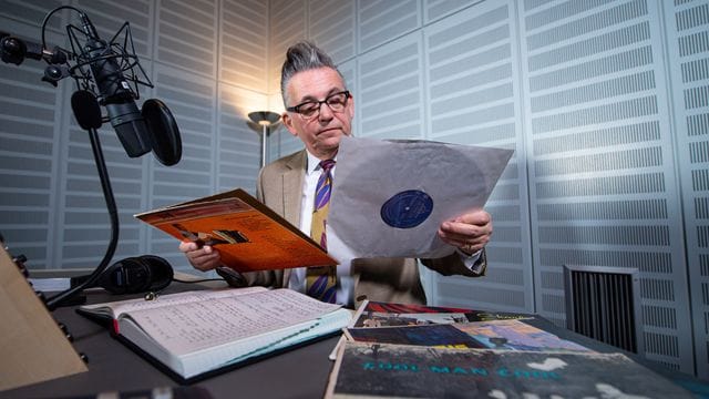 Götz Alsmann mit Platten im Tonstudio.